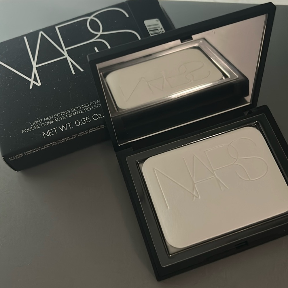 NARS light reflecting setting powder- new with packaging